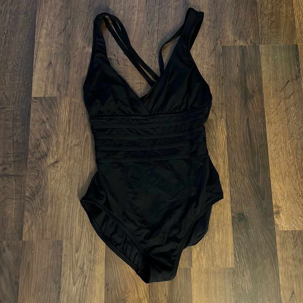 La Blanca size 6 black one piece bathing suit